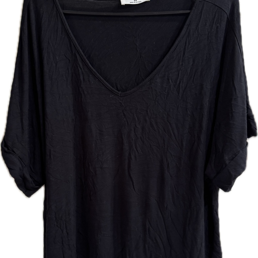 Zenana Outfitters Black V-Neck Short Sleeve Tee